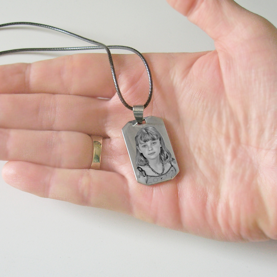 Gravure personnalisée sur pendentif acier