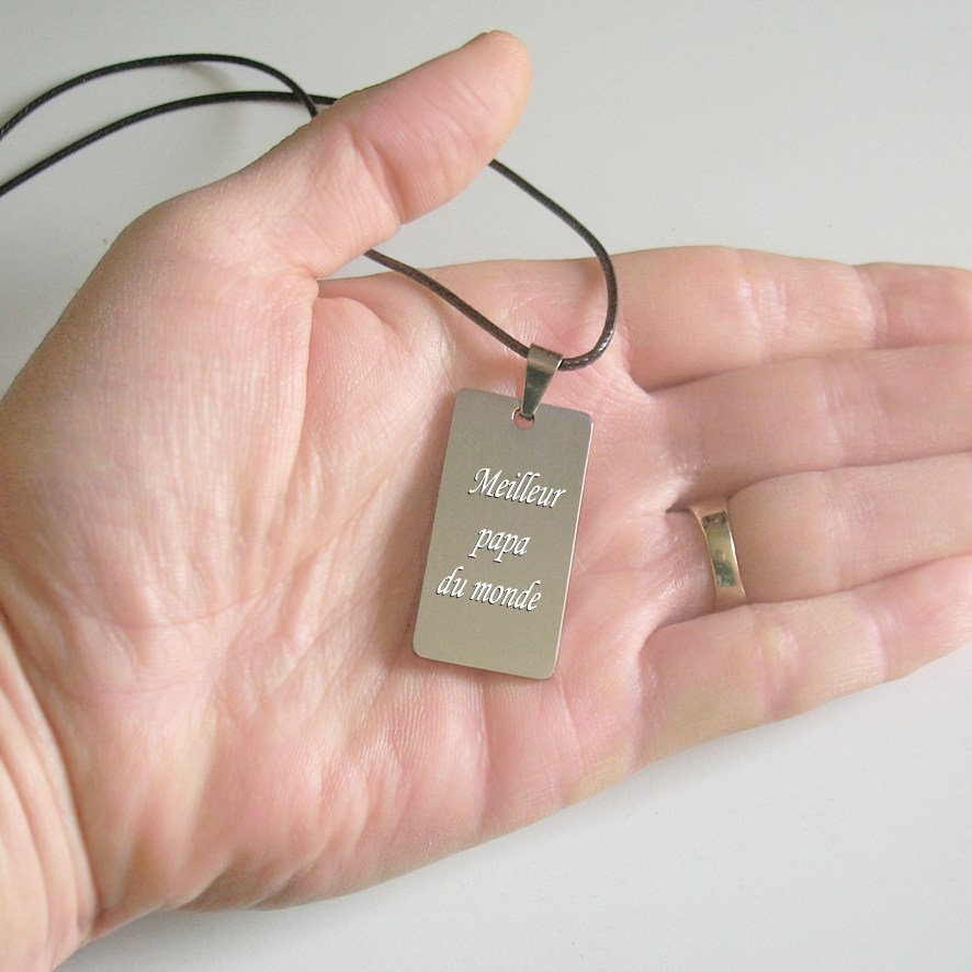 Message gravé sur pendentif homme