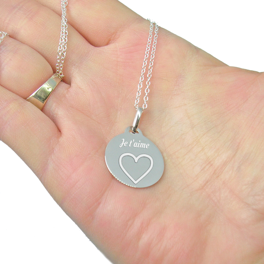 Graver un motif sur un médaillon argent
