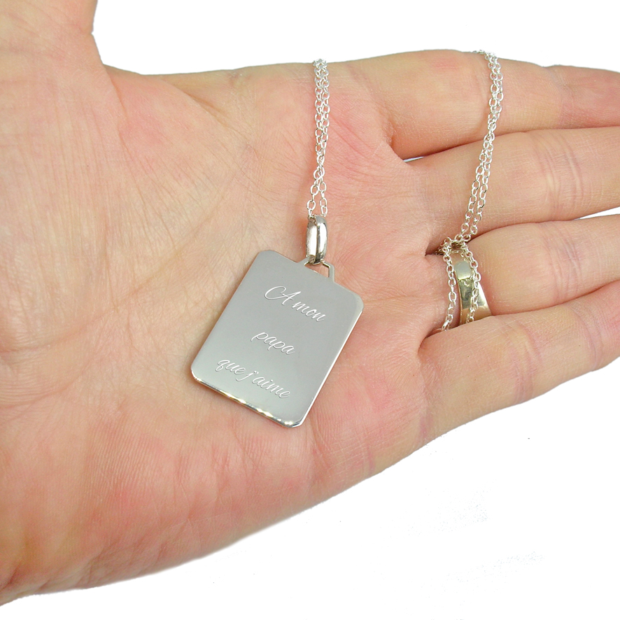 Message gravé sur pendentif pour homme