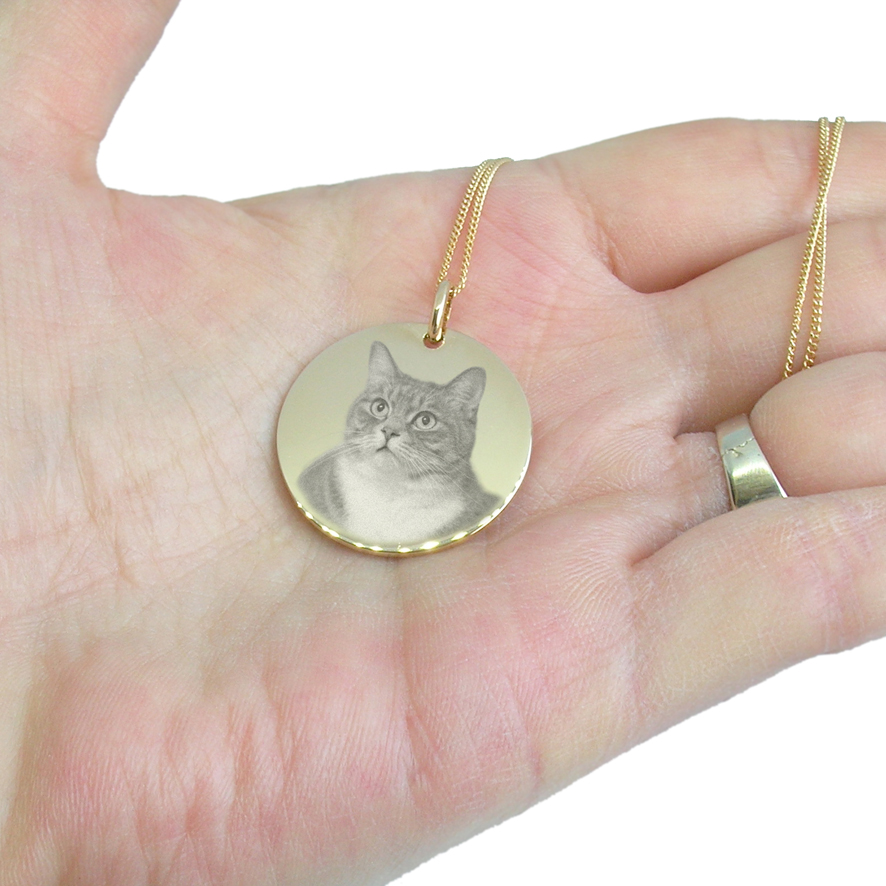 Chat gravé sur un pendentif