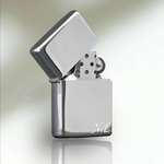 Initiale gravée sur briquet