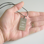 Message gravé sur pendentif homme