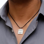 Medaille carrée gravée pour homme