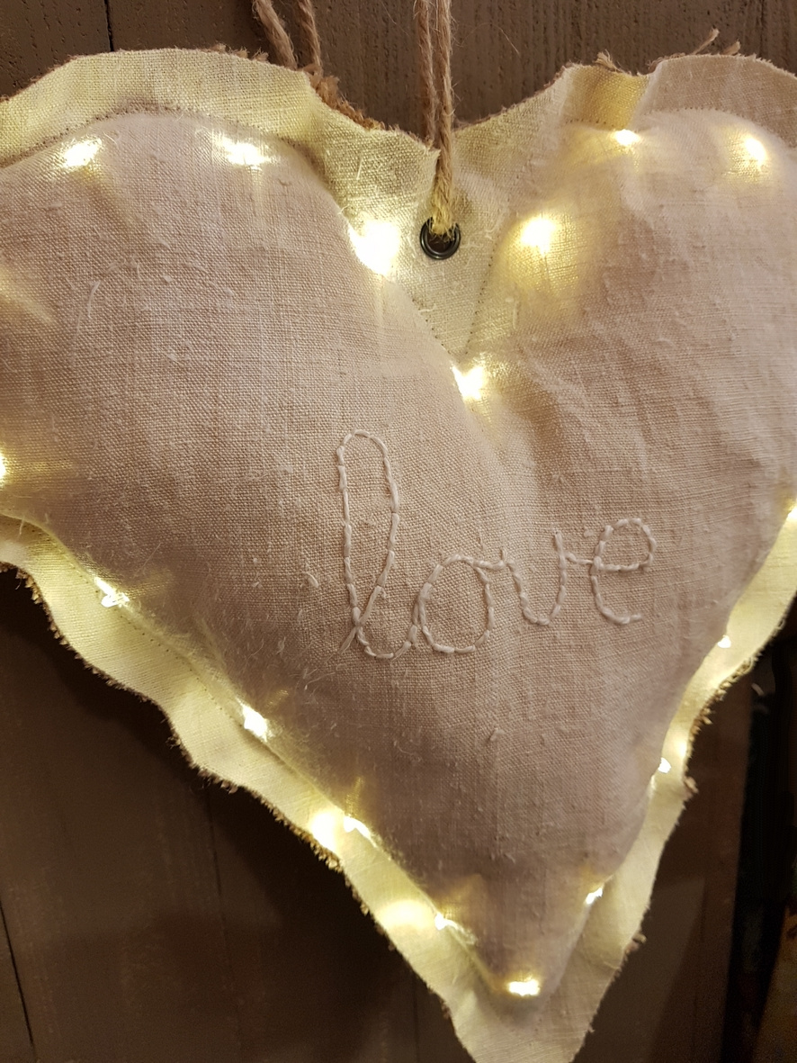 idee-deco-coeur-lumineux-leds-tissu-lin-ancien-brode-love-a-suspendre