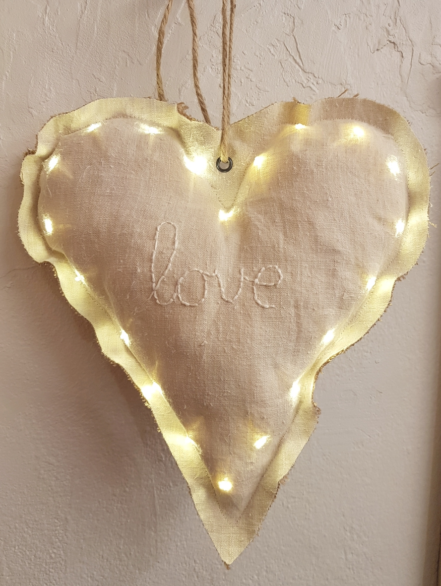 idee-deco-coeur-lumineux-leds-tissu-lin-ancien-brode-love-a-suspendre-2