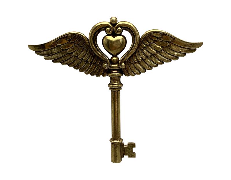 Clé-déco-Murale-Ailée-Dorée-en-résine-avec-Cœur-central-au-Style-Antique