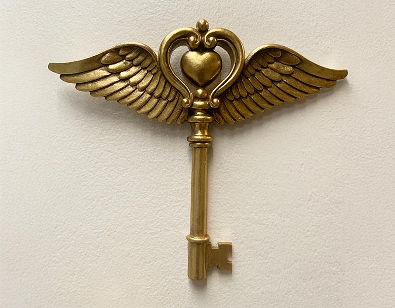 Clé-déco-Murale-Ailée-Dorée-en-résine-avec-Cœur-central-au-Style-Antique-2