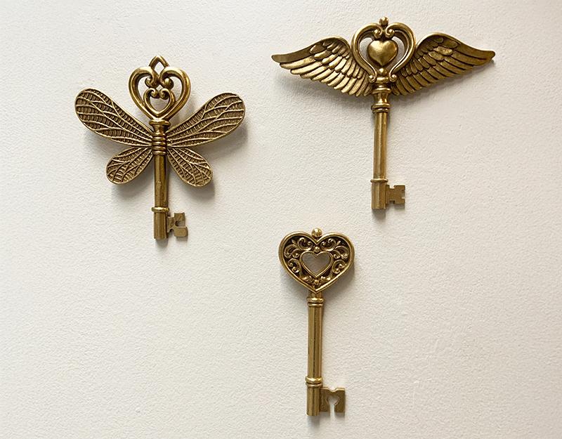 Clé-déco-Murale-Ailée-Dorée-en-résine-avec-Cœur-central-au-Style-Antique-3
