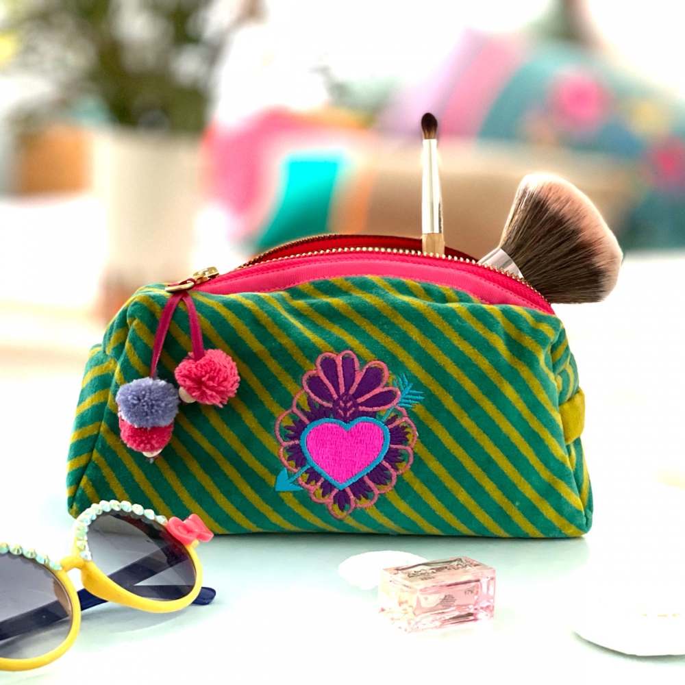 Petite_trousse_en_velours_raye_avec_cœur_brode_et_pompons_decoratifs_noi