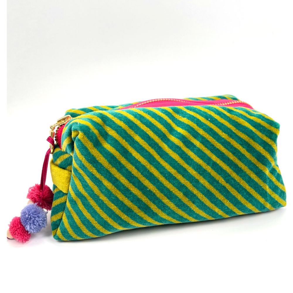 Petite_trousse_en_velours_raye_avec_cœur_brode_et_pompons_decoratifs_noi_2