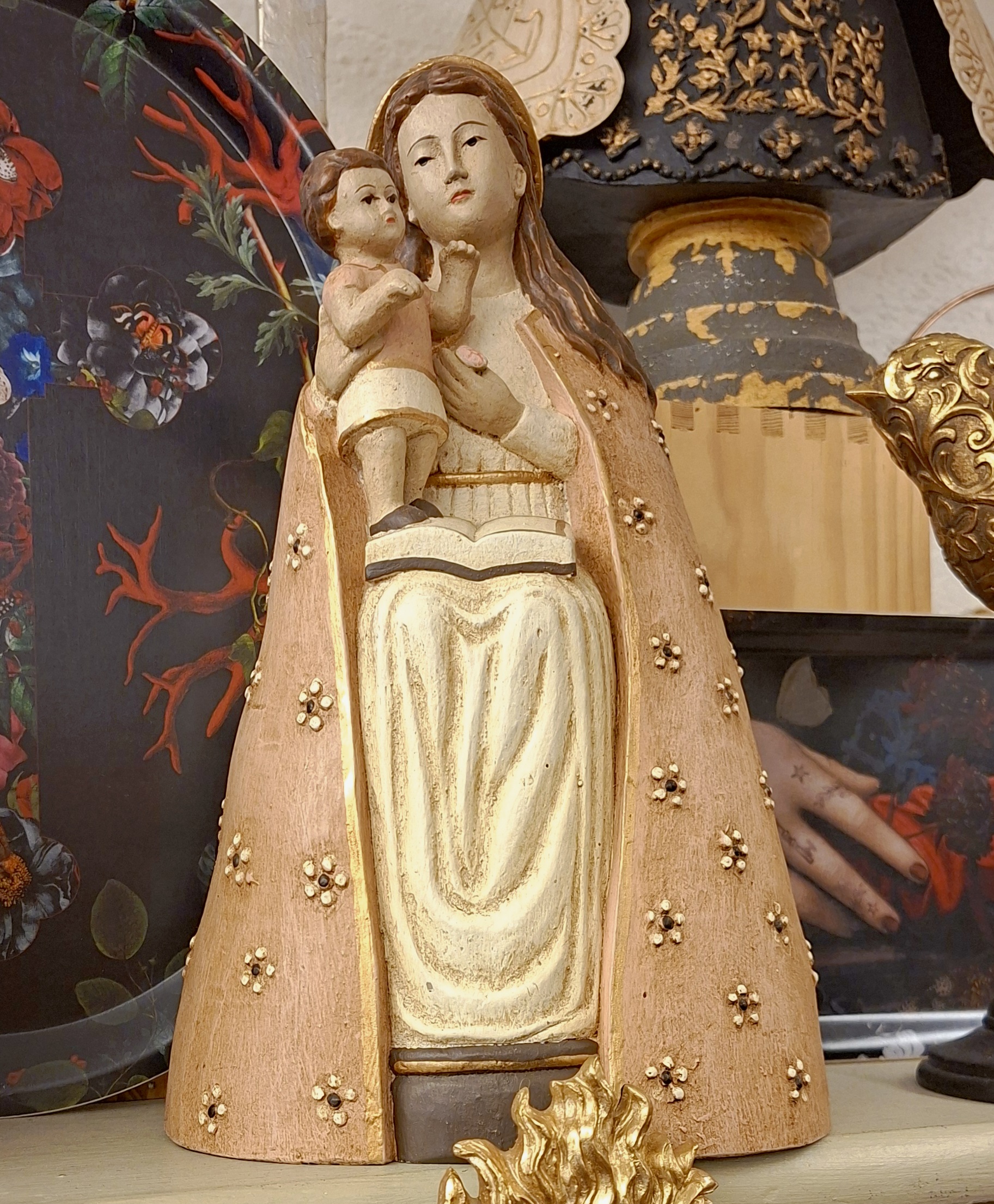 statue_vierge_à_l_enfant_en-resine_coloris-vieux_rose_et_creme_28_cms_meander_2