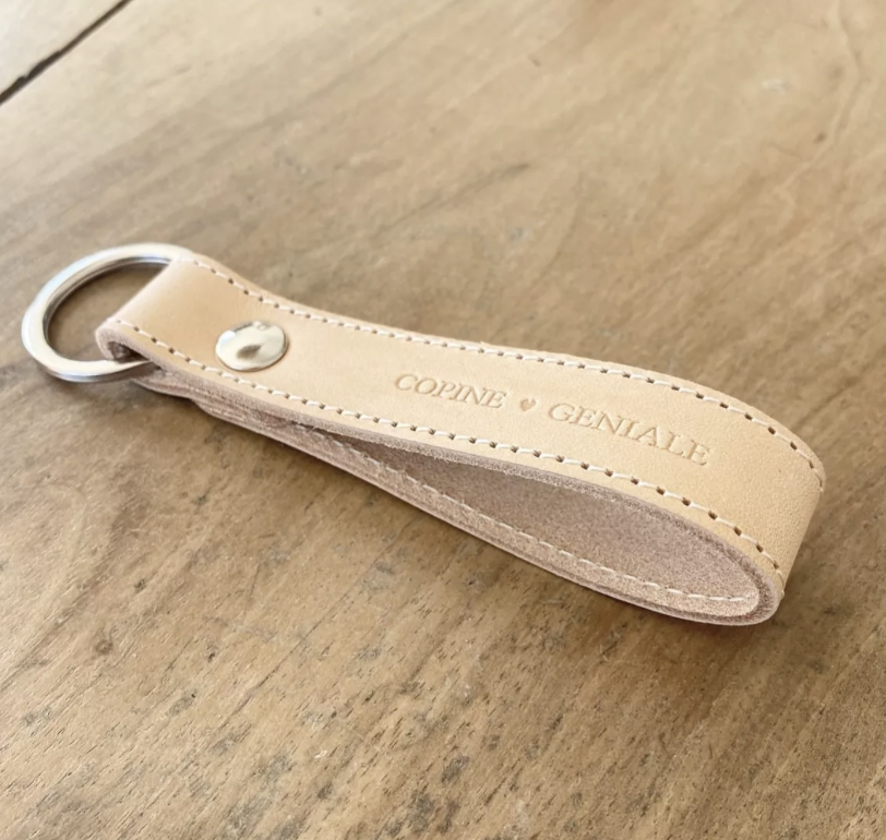 histoire-d-avant-porte-clefs-cuir-naturel-copine-geniale-marcel-et-lily