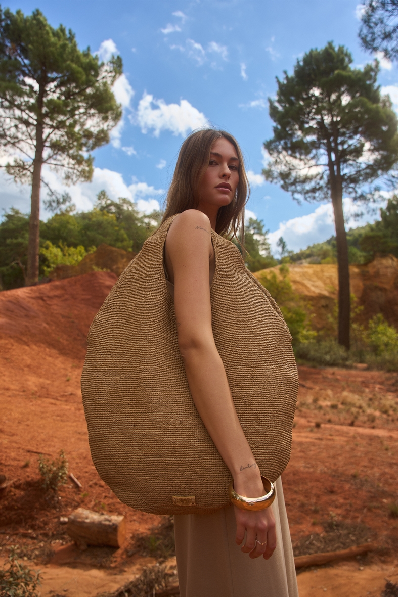 histoire_d_avant_panier_porte_epaule_barbapoa_raphia_couleur_the_le_voyage_en_panier_l_atelier_du_crochet_2