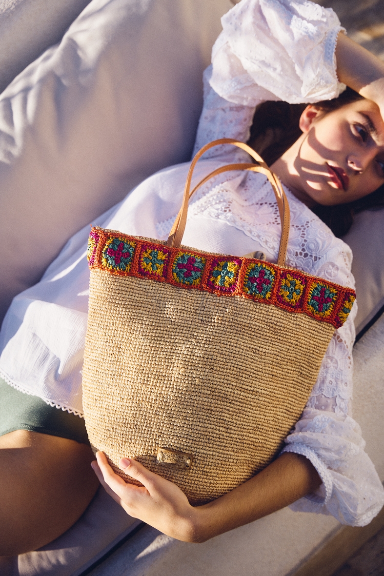 histoire_d_avant_panier_porte_epaule_sixtizoa_raphia_couleur_the_le_voyage_en_panier_l_atelier_du_crochet_2