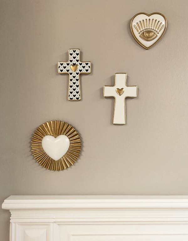 croix_blanche_coeurs_noirs_bord_dore_decoration_murale_2
