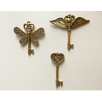 Clé-déco-Murale-Ailée-Dorée-en-résine-avec-Cœur-central-au-Style-Antique-3