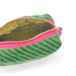 Petite_trousse_en_velours_raye_avec_cœur_brode_et_pompons_decoratifs_noi-4