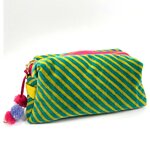 Petite_trousse_en_velours_raye_avec_cœur_brode_et_pompons_decoratifs_noi_2