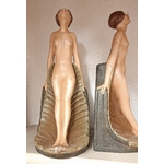 HISTOIRE_DAVANT_SERRE_LIVRES_FEMME_ADOSSEE_A_UNE_COQUILLE_EN_RESINE_MEANDER_3