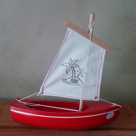 bateau-thonier-tirot-modele-202-coque-rouge-voile-blanche