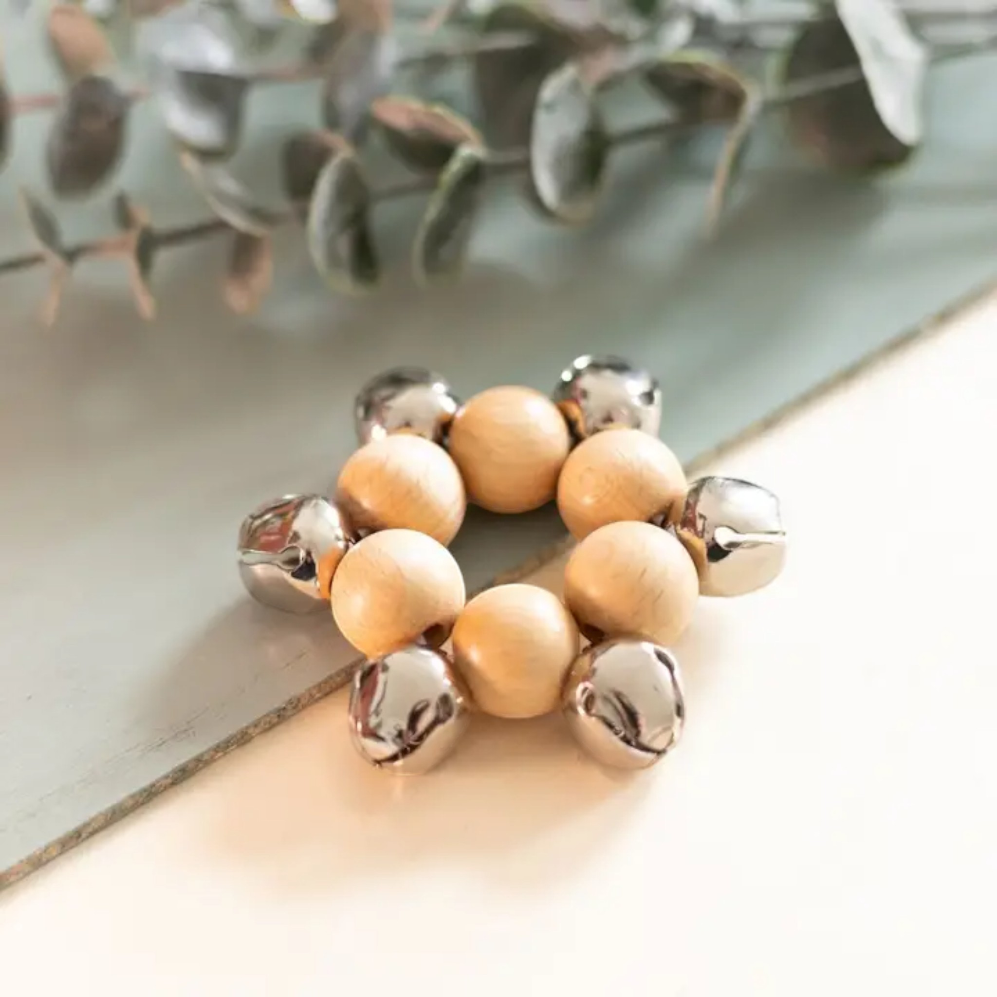 Bracelet à clochettes en bois pour éveil musical