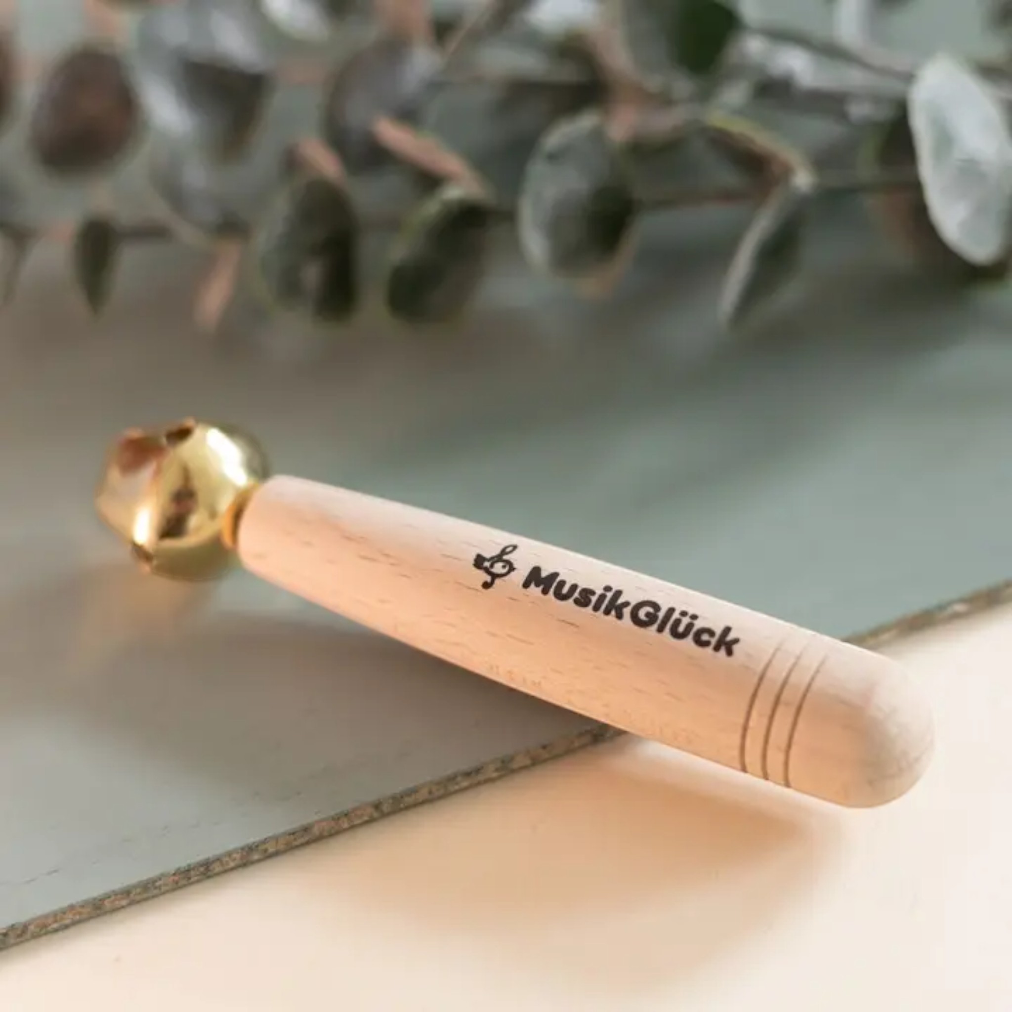 Instrument bâton à clochette en bois pour éveil musical