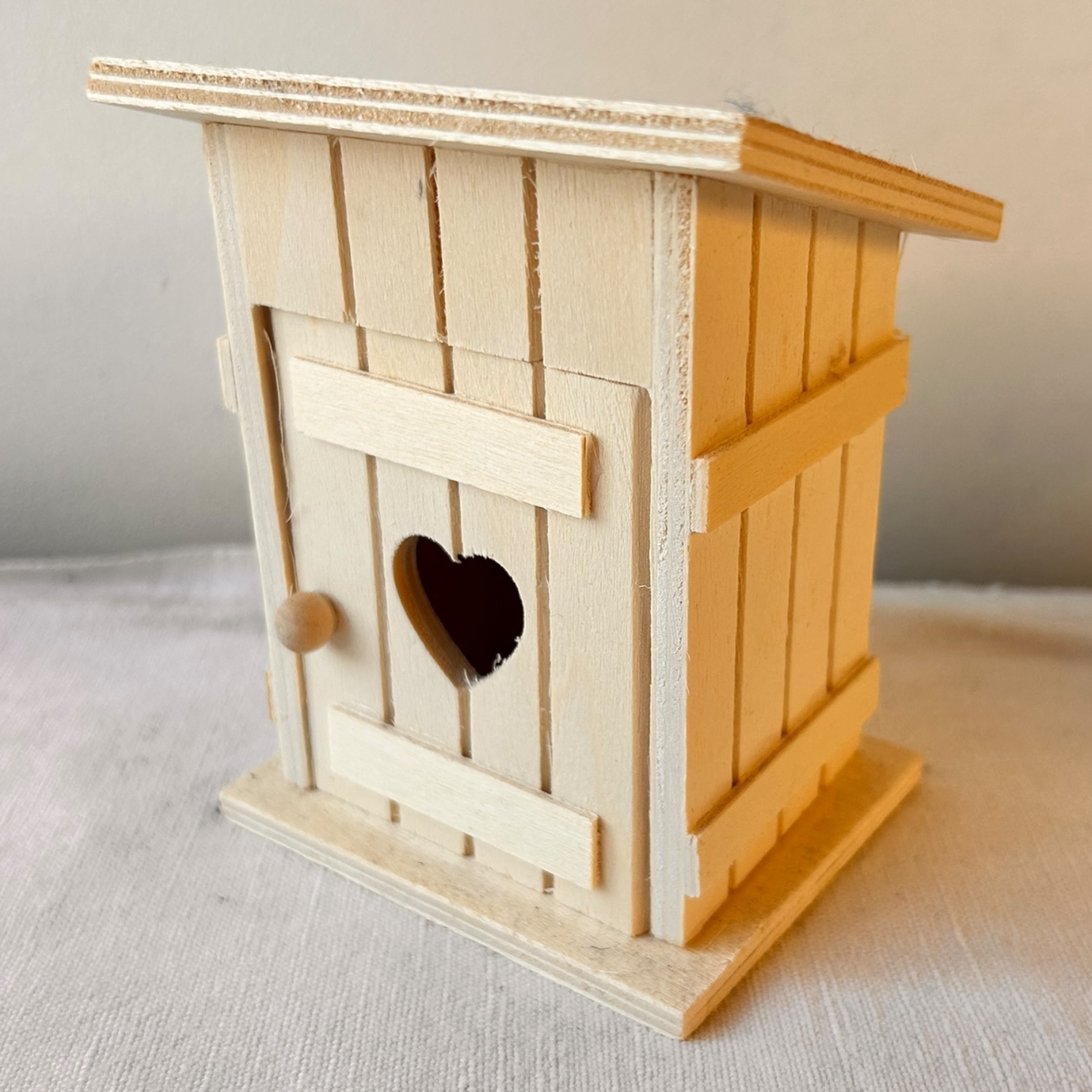 Cabine miniature en bois – Jeux libres et mini-mondes