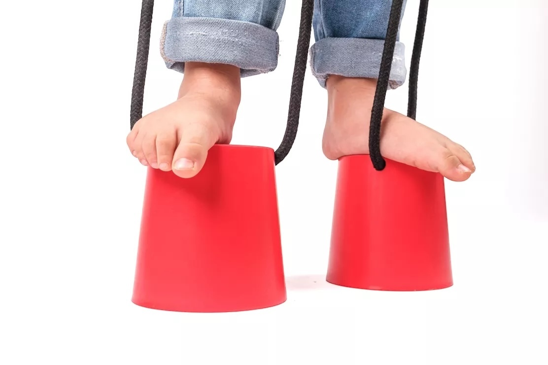 Échasses sabot rouges Mora Play – jeu d’équilibre éducatif dès 3 ans