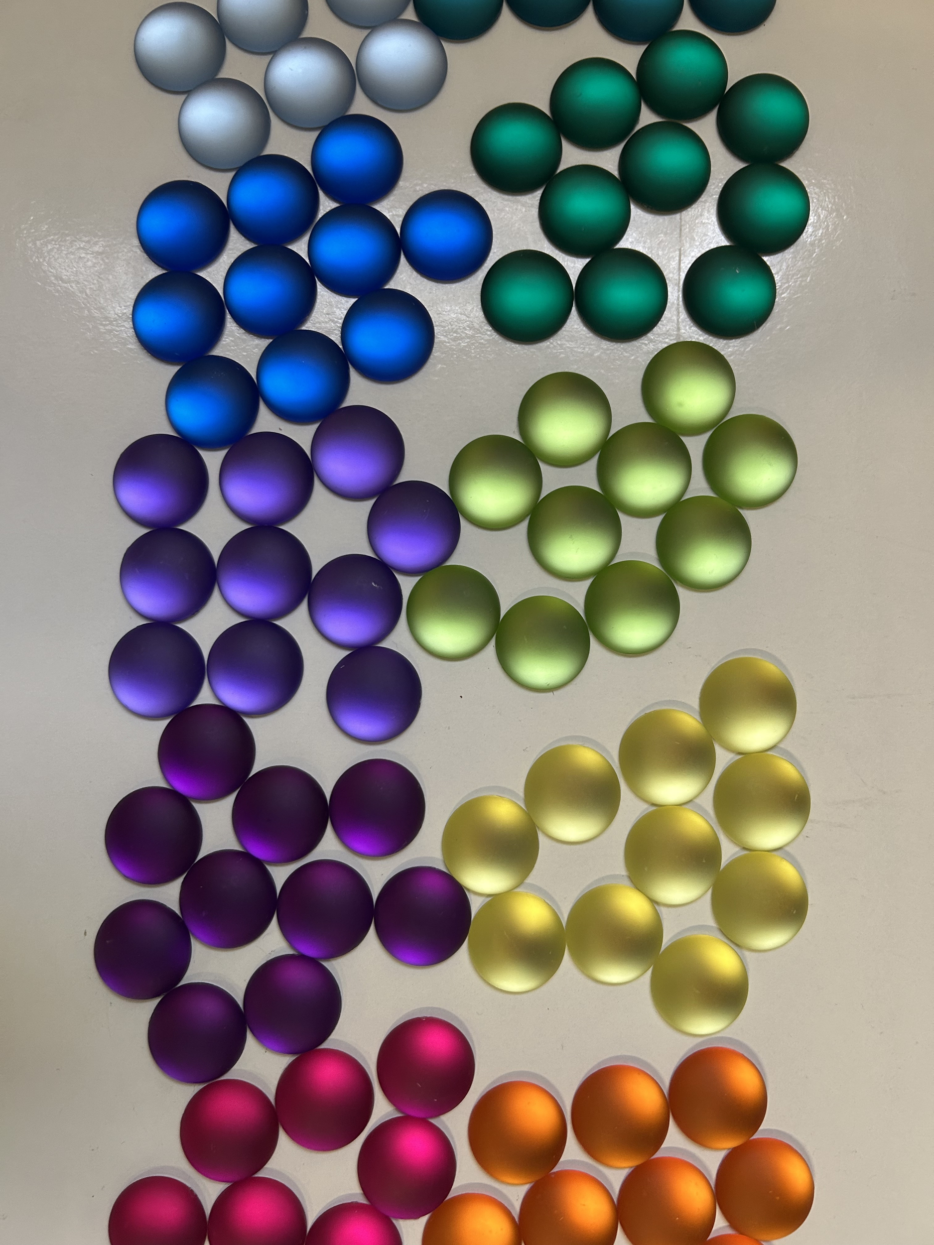 Pierres précieuses mates – Jeu de tri sensoriel – Bauspiel