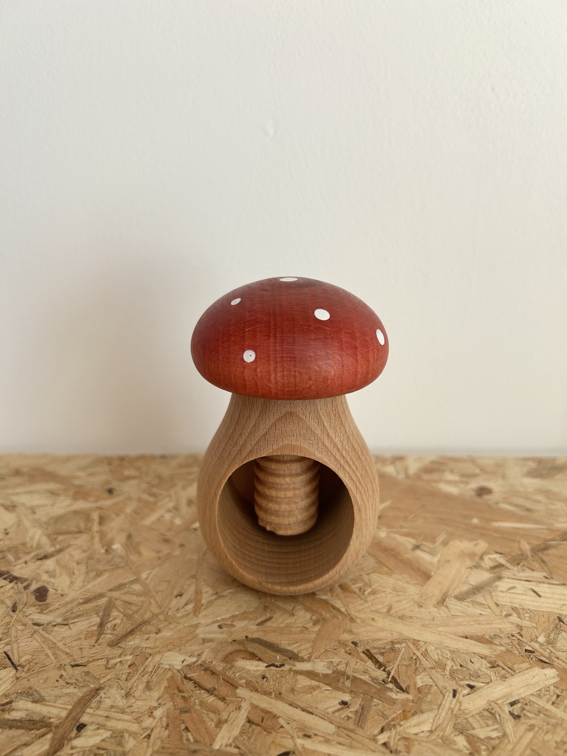 casse noix champignon rouge