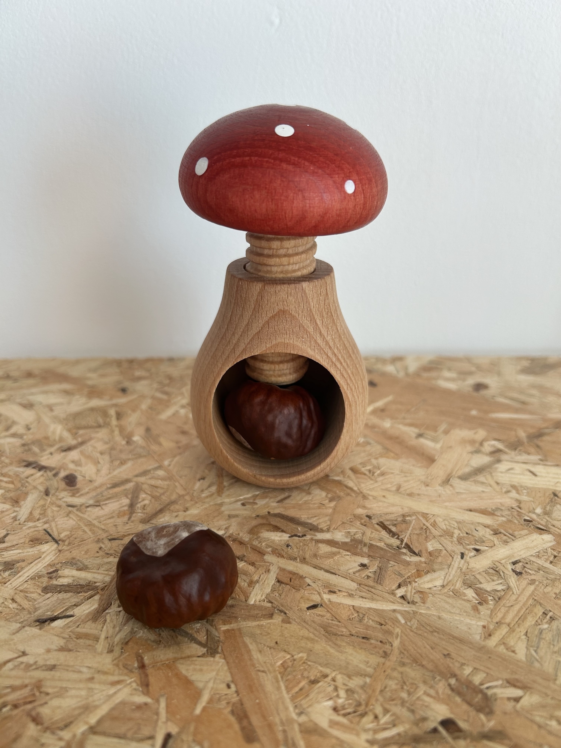 casse noix champignon rouge
