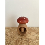casse noix champignon rouge