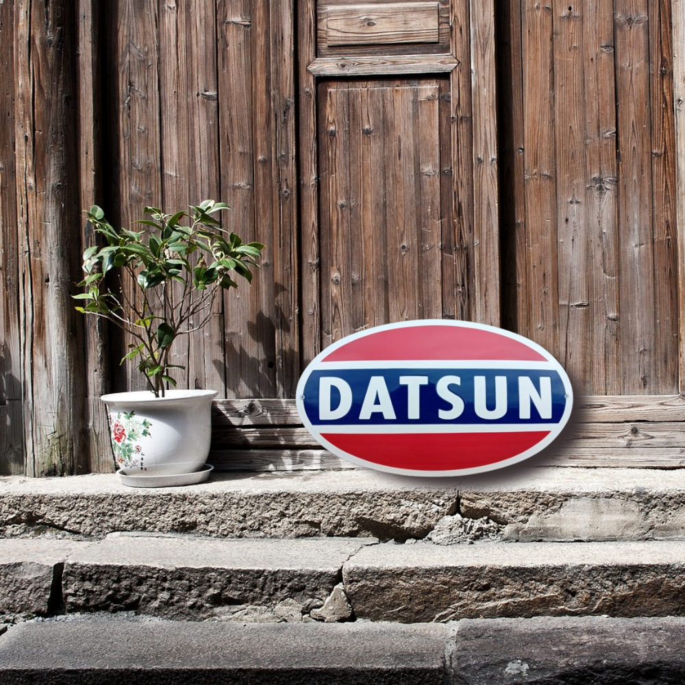 plaque émaillée Datsun logo