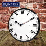 horloge émaillée noire et blanche rétro