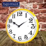 horloge émaillée jaune et blanche rétro