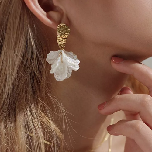 boucles doreilles montorgueil pendantes blanches et dorées bijou chic