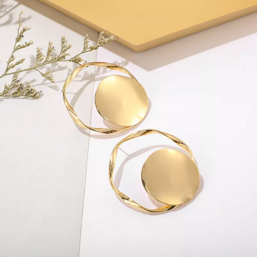 boucles doreilles pendantes dorées géométriques pour occasion mariage