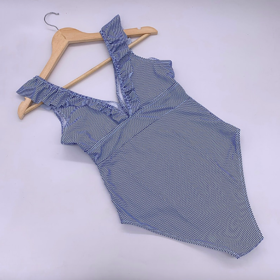 Maillot une pièce à volant rayé Deauville bleu rayures volant femme