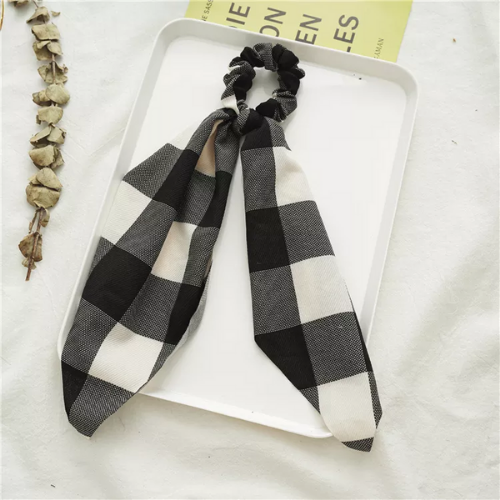 chouchou foulard noir et blanc imprimé à carreaux accessoire cheveux tendance