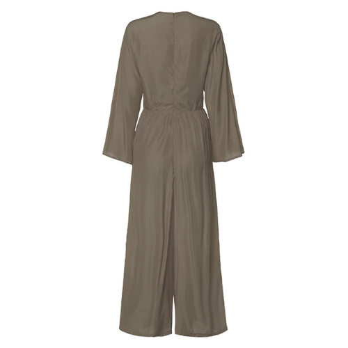 combinaison kaki chic femme invitée la selection parisienne