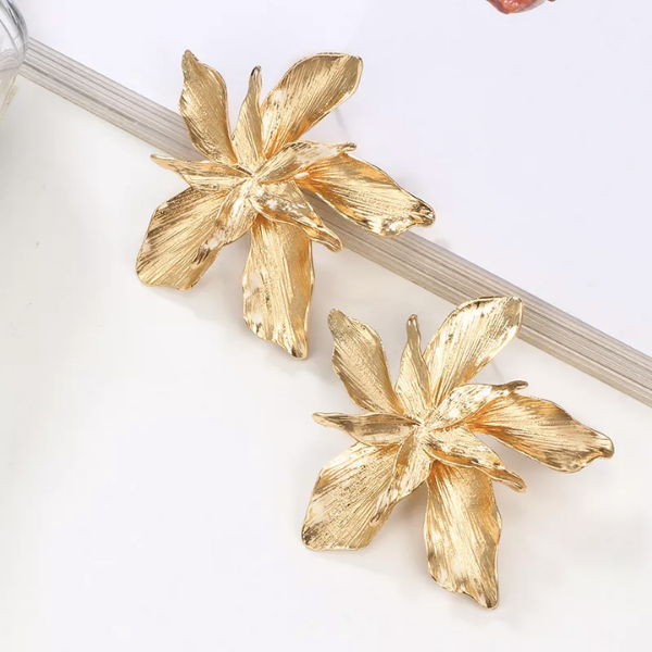 boucles doreilles fantaisie dorées fleuries