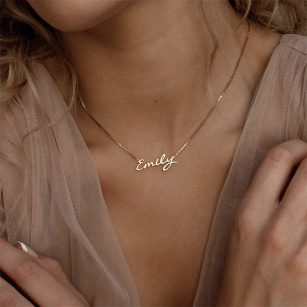 collier personnalisé prénom plaqué or cadeau femme petit budget
