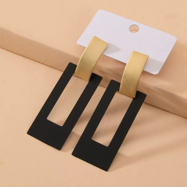 boucles doreilles pendantes noires et dorées fantaisie géométrique