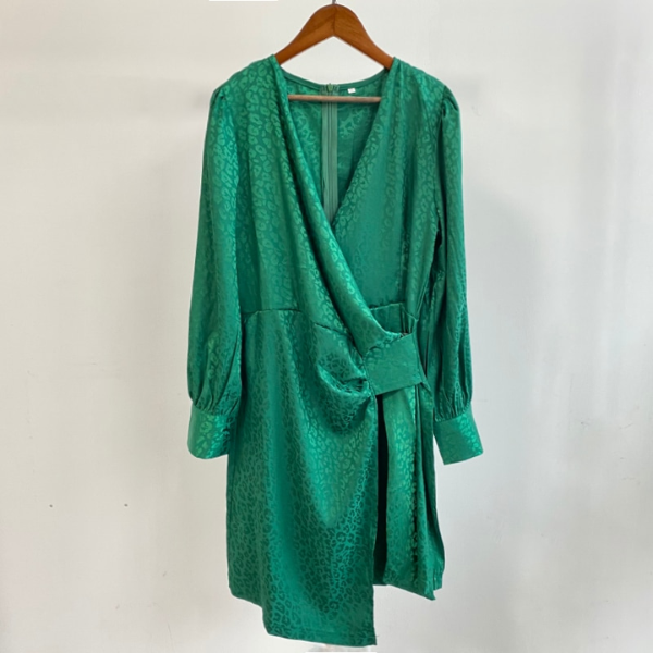 robe courte satin vert à manches longues femme