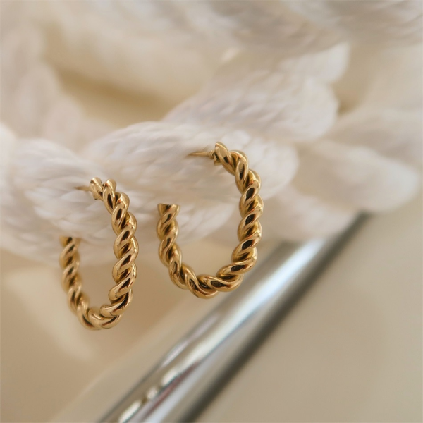 Boucles doreilles anneaux torsadés plaqué or chic femme