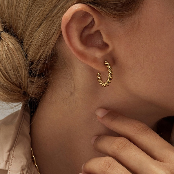 Boucles doreilles anneaux torsadés plaqué or minimaliste chic