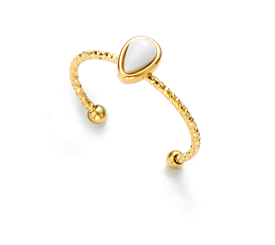 bague dorée pierre blanche