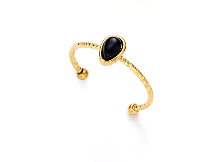 bague dorée pierre noire