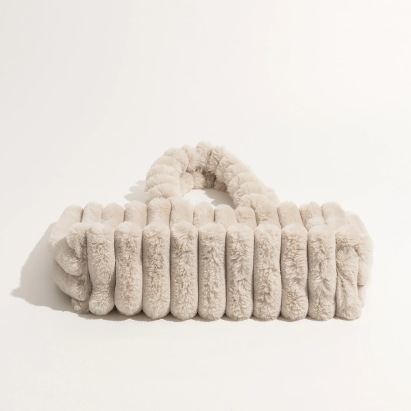 sac à main fourrure tendance beige 2023